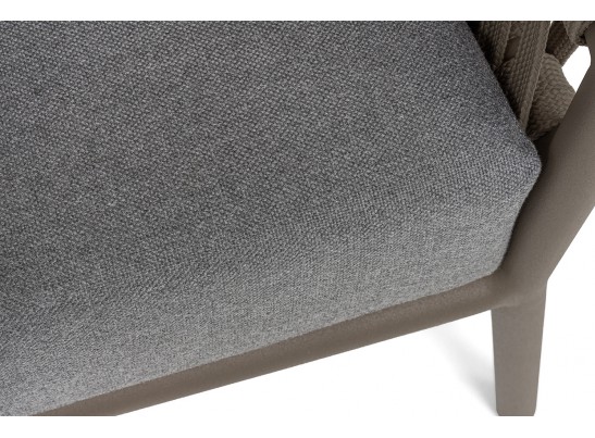 "Комо" кресло плетеное из роупа, каркас алюминий бежево-серый (RAL7006) муар, роуп серо-коричневый 23мм, ткань темно-серая 027 в Ростове-на-Дону