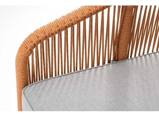 "Канны" диван 2-местный плетеный из роупа, каркас алюминий светло-серый (RAL7035) муар, роуп оранжевый меланж круглый, ткань светло-серая в Ростове-на-Дону