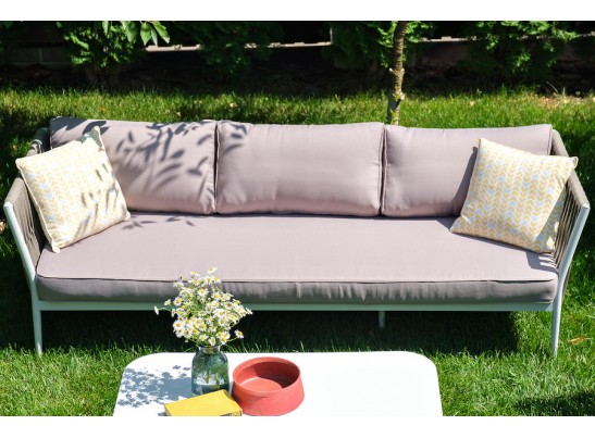 "Касабланка" диван 3-местный плетеный из роупа, каркас алюминий белый муар, роуп бежевый 20мм, ткань бежевая 052 в Ростове-на-Дону