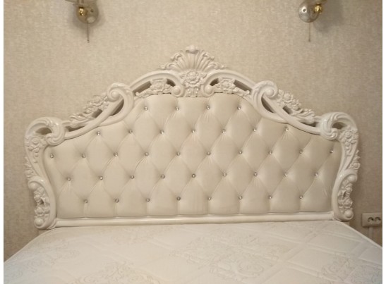Кровать двуспальная с мягким изголовьем Патрисия крем глянец