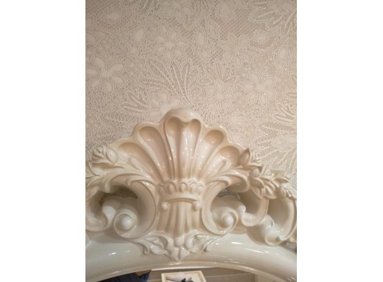 Кровать двуспальная с мягким изголовьем Патрисия крем глянец