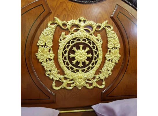 Спальный гарнитур Монарх, орех-золото