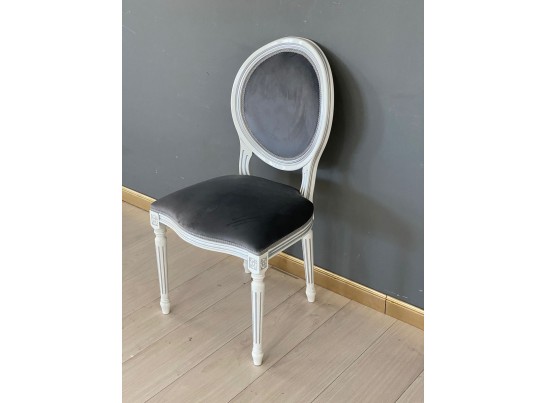 Стул с декоративной спинкой Медальон Винтаж (белый, патина серебро)